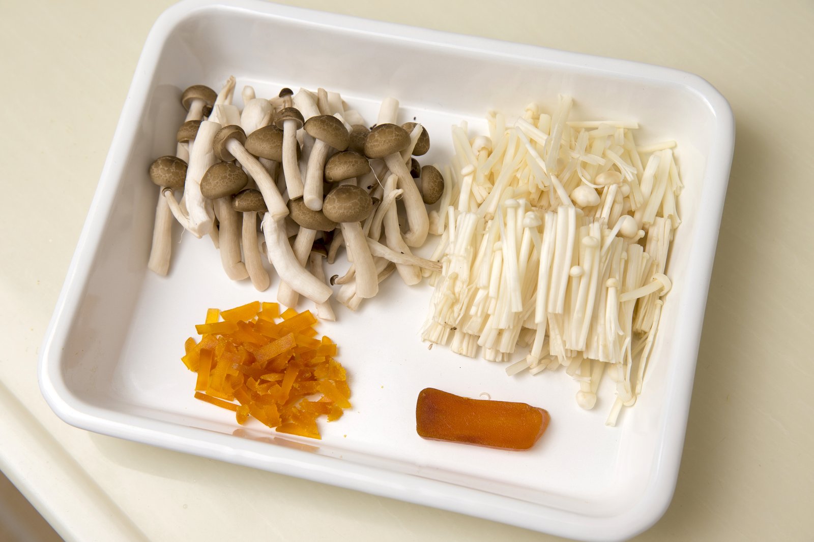 からすみリゾットの作り方 手順1：からすみ・しめじ・えのきを切る